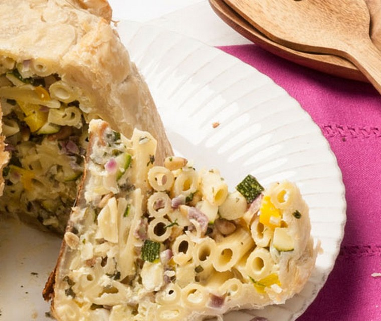 Pastataart met tomatensalade