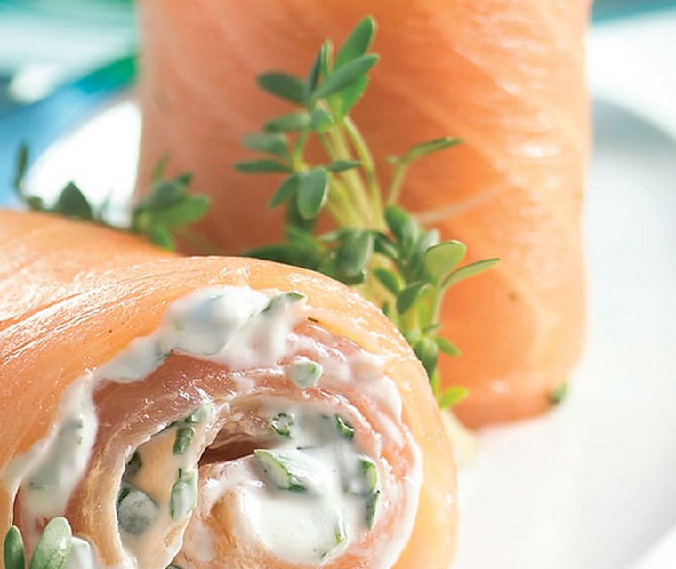 Gerookte zalmrolletjes met kruidige roomvulling