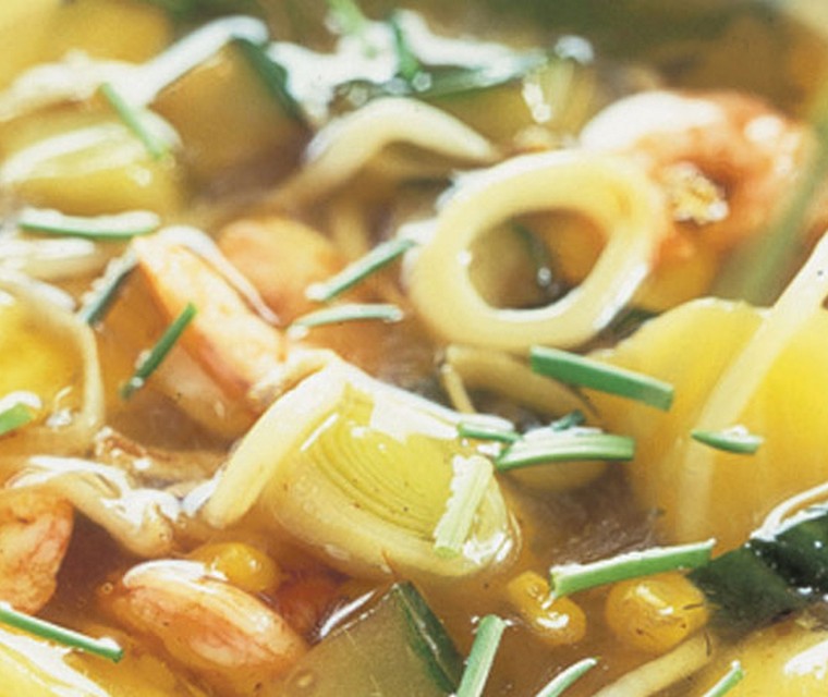 Komkommersoep met ananas en garnalen