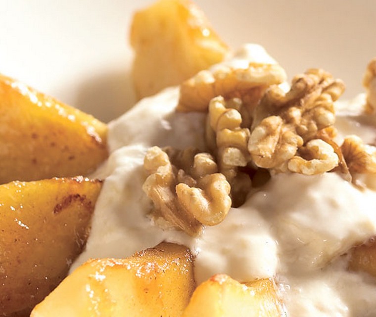 Gebakken appel met banaan en walnoten