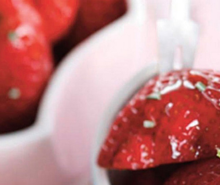 Aardbeien met honingrozemarijnsiroop