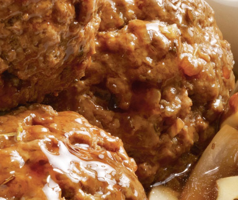 Gekruide gehaktballen met uitjes en champignons