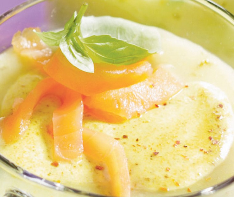 Basilicumsoep met kerrieroom en zalm