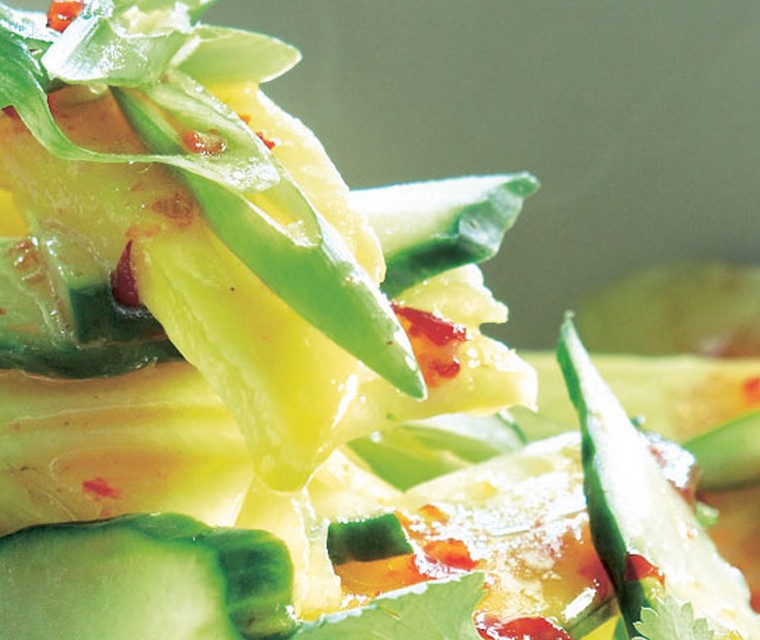 Exotische salade met komkommer, ananas en mango