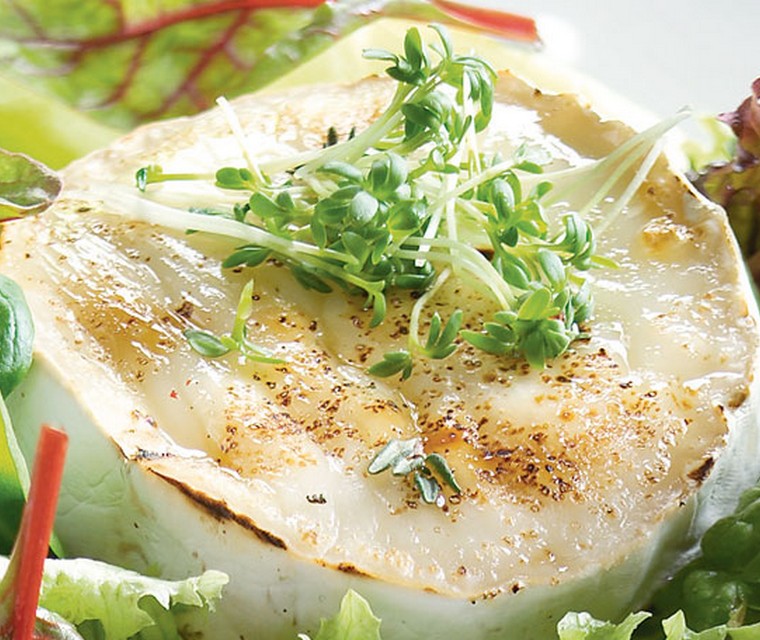 Gemengde sla met gebakken geitenkaas en tuinkruiden