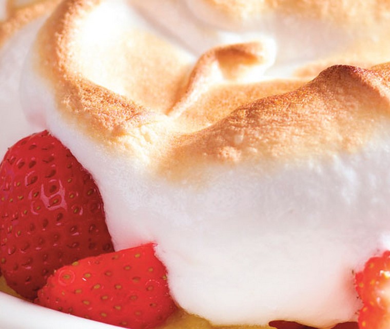 Appel-aardbeienterrine met schuimkoppen