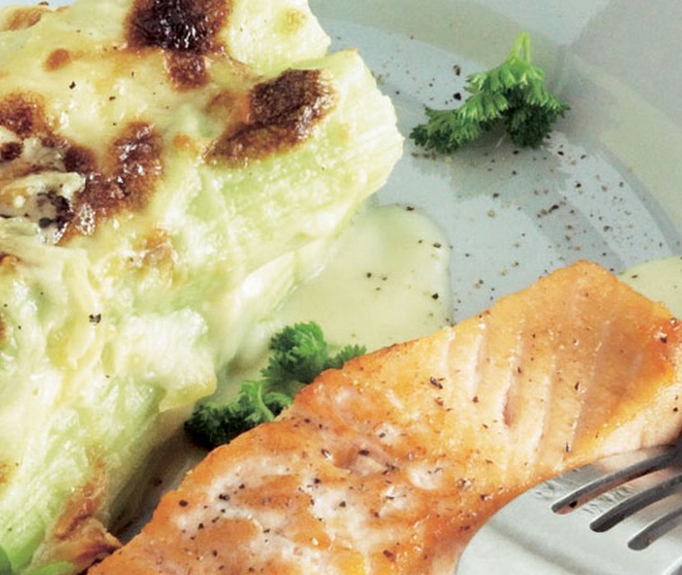 Gebakken zalm met gegratineerde prei