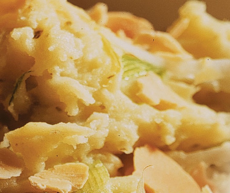 Aardappelknoflookpuree met pesto, prei en kaas