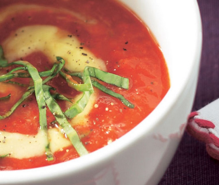 Tomaten-paprikasoep met spinazie-notencrostini