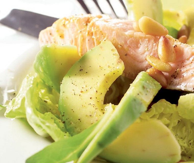 Salade met gepocheerde zalmfilet en sinaasappeldressing