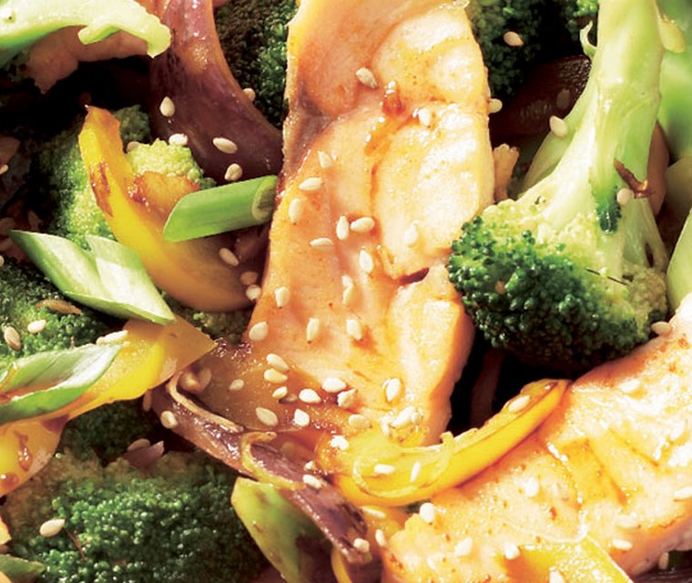 Zalmroerbak met broccoli en paprika