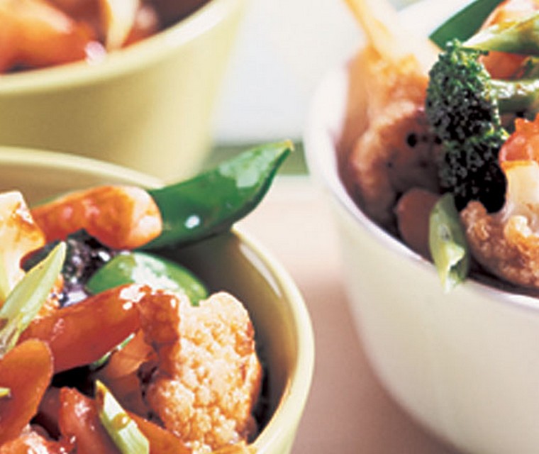 Roergebakken broccoli en bloemkool met garnalen