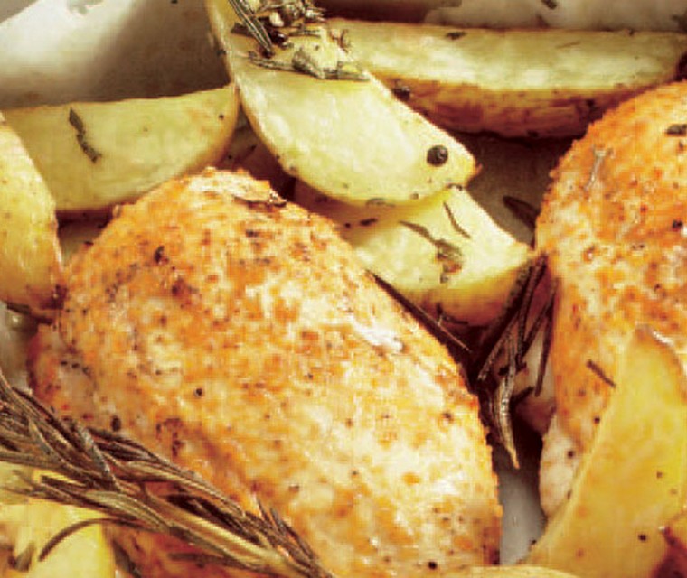 Pikante kipfilet met geroosterde aardappel en spinazie