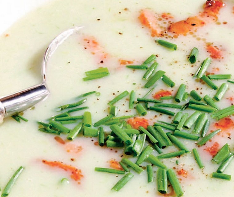 Koolsoep met aardappel, spek en prei