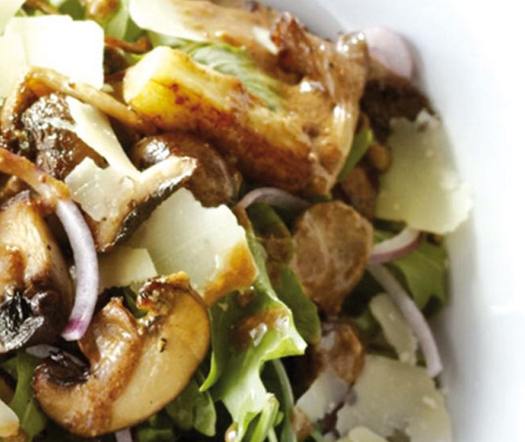 Rucolasalade met aubergine en gebakken paddenstoelen