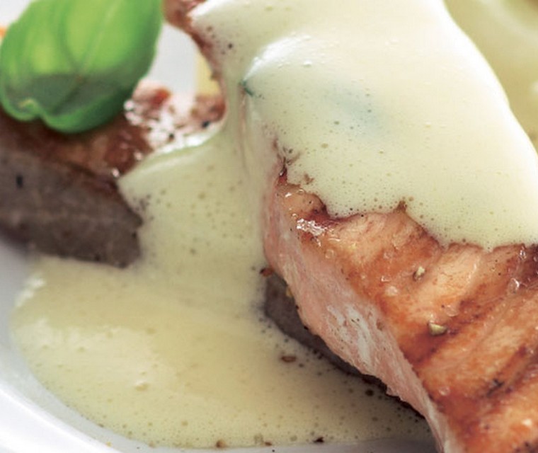 Witte asperges met gegrilde zalmfilet en kruidensabayon