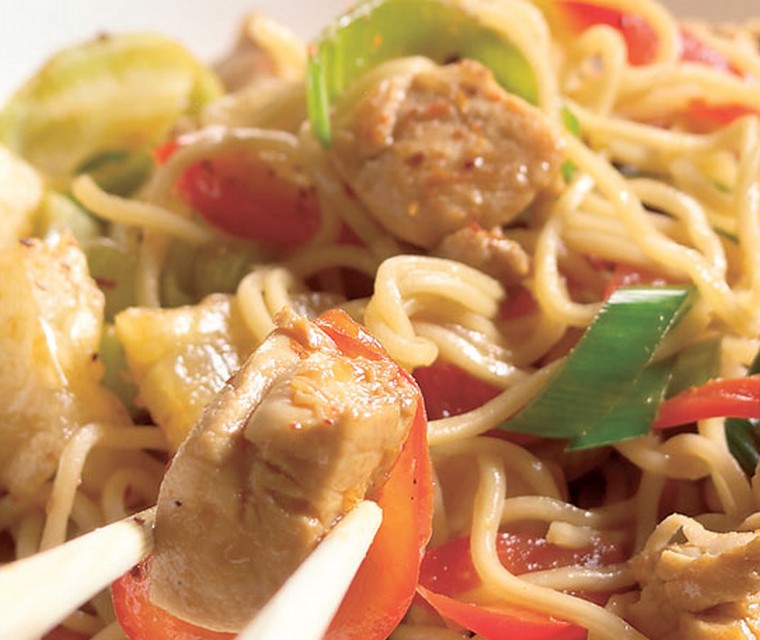 Mie met kip en ananas