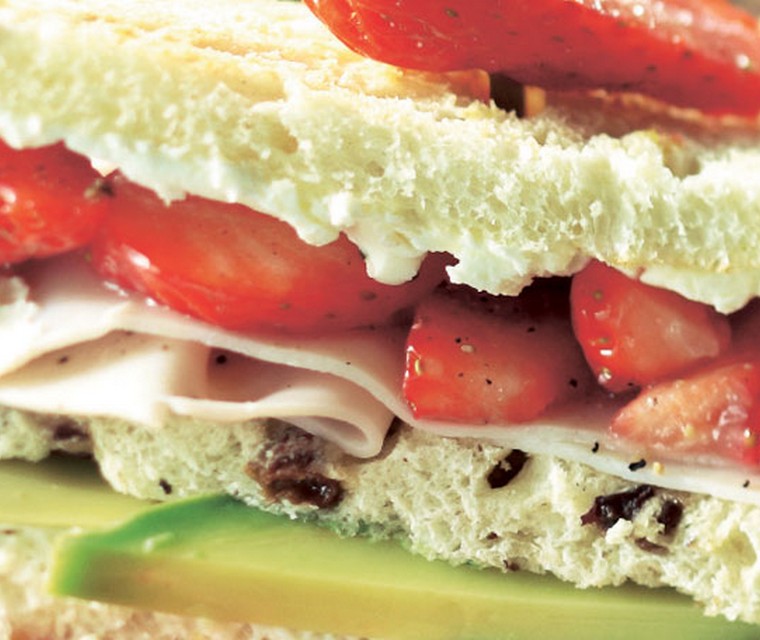 Clubsandwich met aardbei, kip en avocado