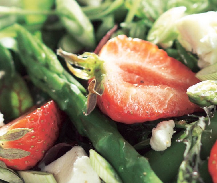 Zomersalade met aardbei, asperges en geitenkaas