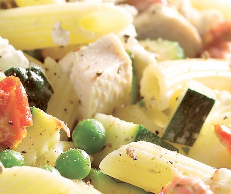 Pasta met kip, geitenkaas en doperwten
