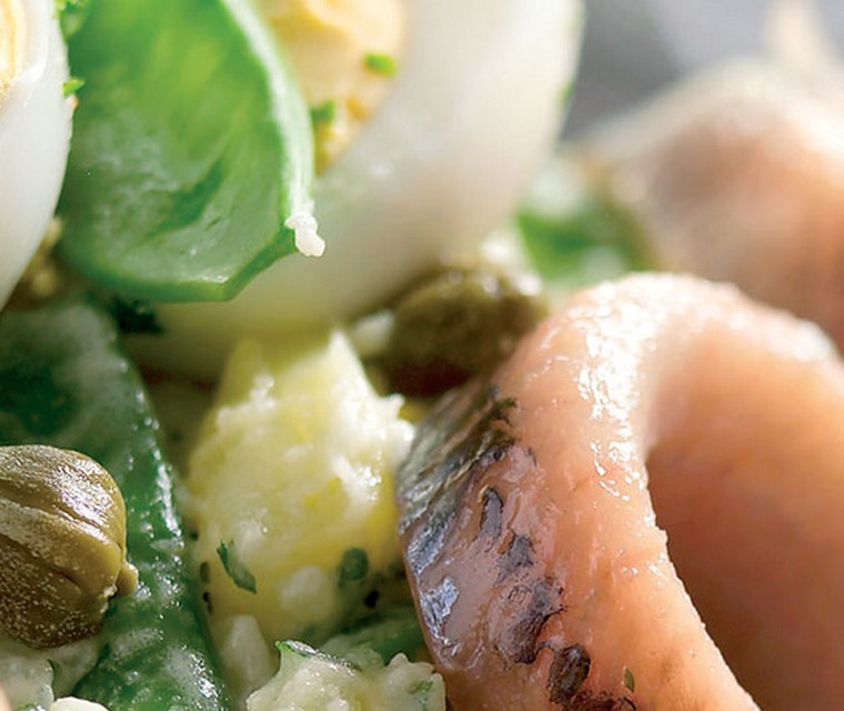 Aardappelsalade met haring en peultjes