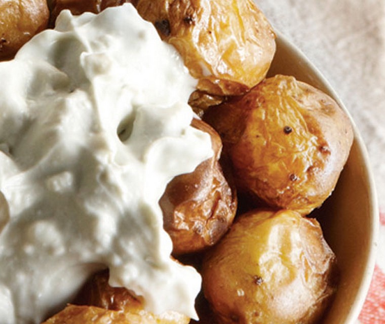 Gepofte krieltjes met gorgonzola en spinaziesalade