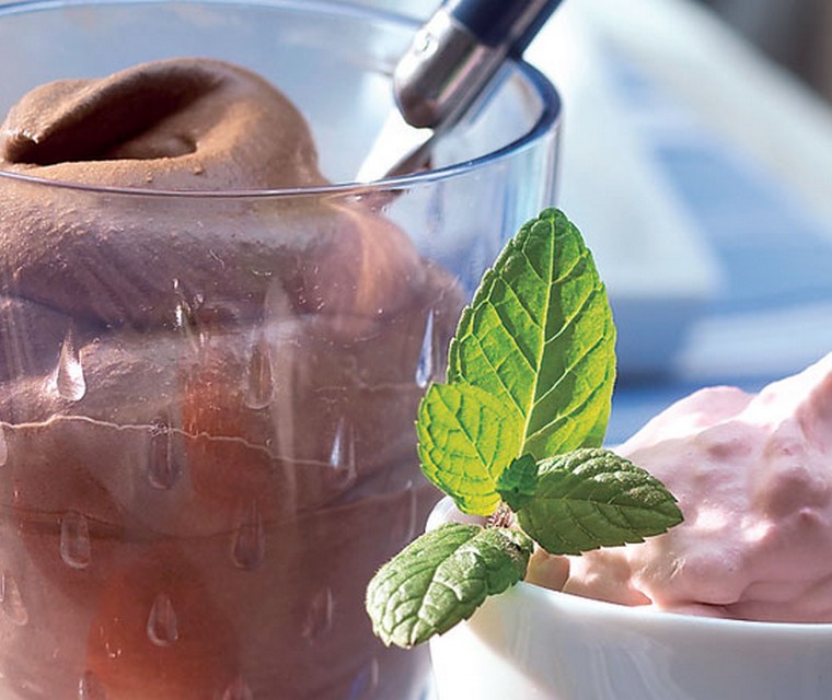 Mousse au chocolat met aardbeiencreme