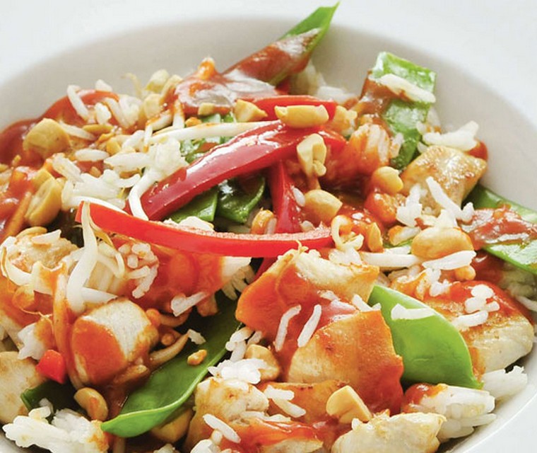 Kipfilet met zoetzure tomatensaus, peultjes en pinda's