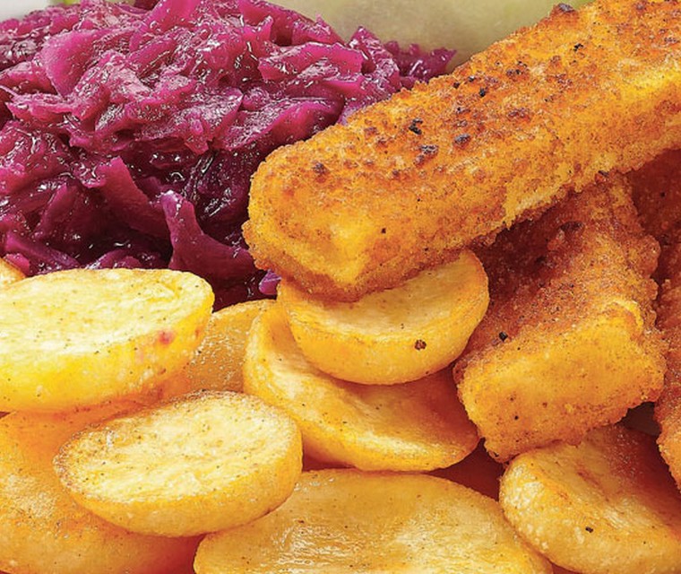 Vissticks met aardappelschijfjes en rode kool met appeltjes