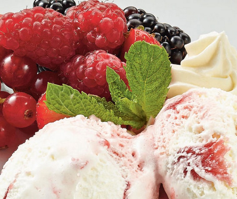 Slagroomijs met rood fruit