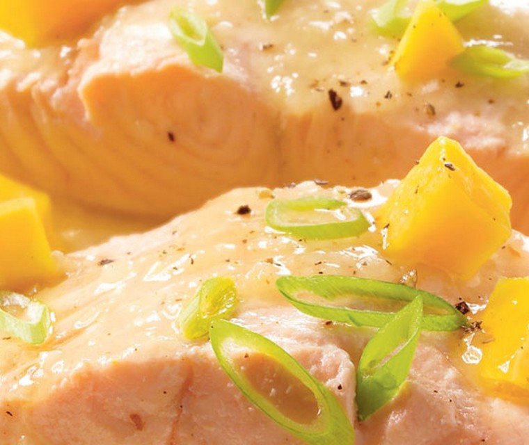 Gepocheerde zalm met bosui en mango