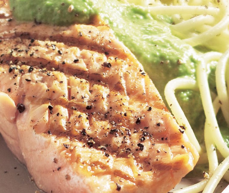 Geroosterde zalm met doperwtensaus