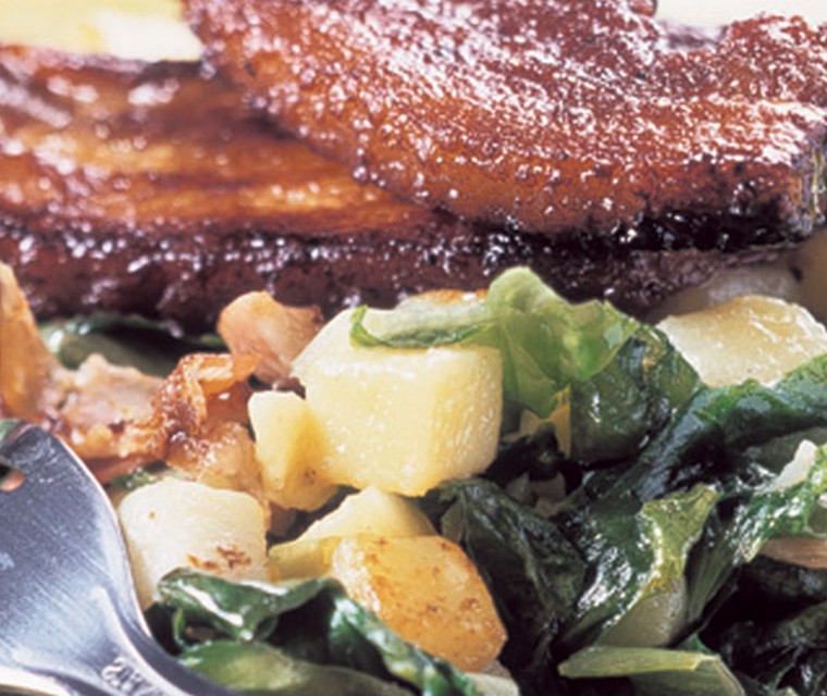 Pikante speklapjes met roerbakschotel van andijvie