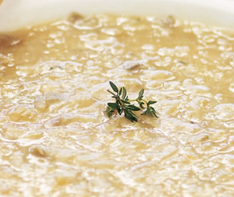 soep van prei, aardappel en geroosterde knoflook