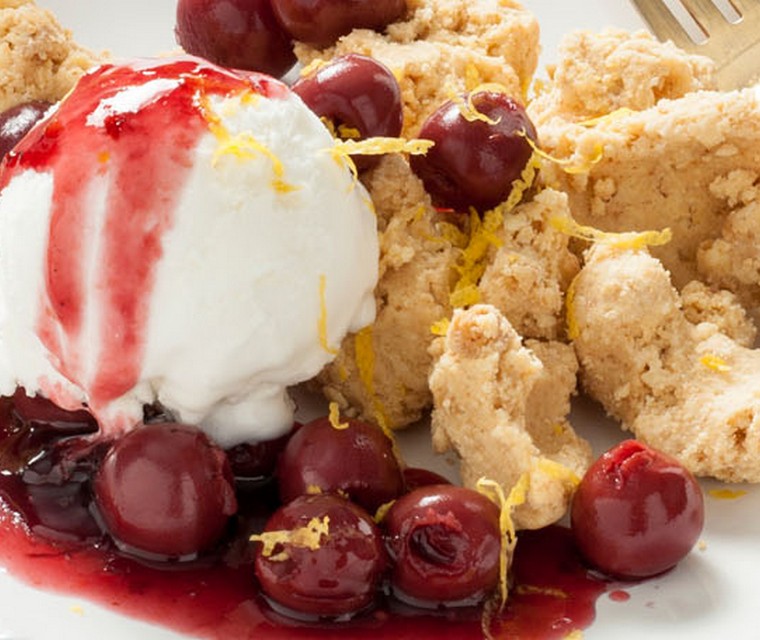 Kokos witte chocolade crumble met kersen van René Pluijm