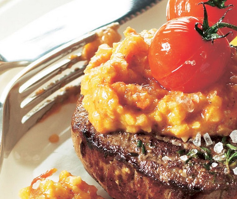 Biefstuk met geroosterde tomaat en tomatendip