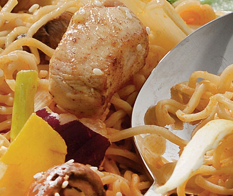 Japanse kipfilet met roerbaknoedels en sesam