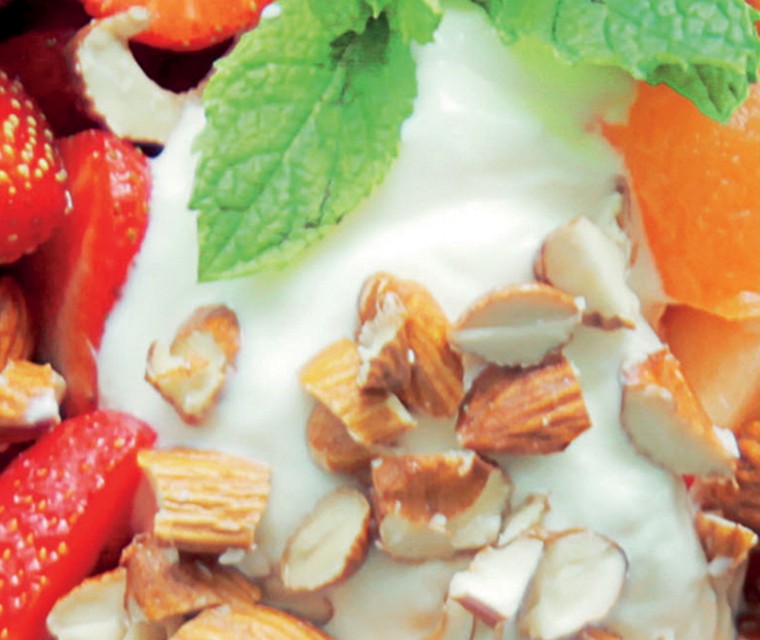 Zomerse salade met aardbeien en meloen