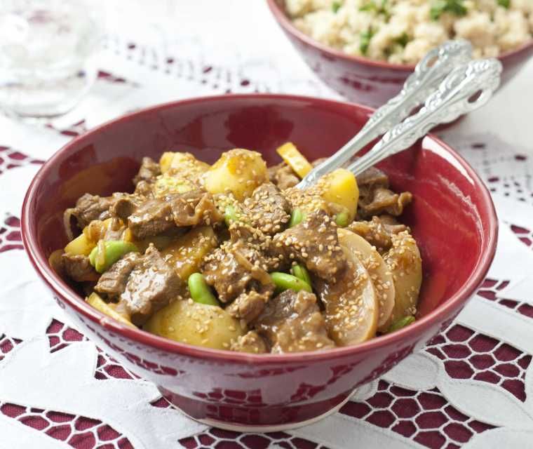 Tajine van rundvlees, aardappel en tuinbonen