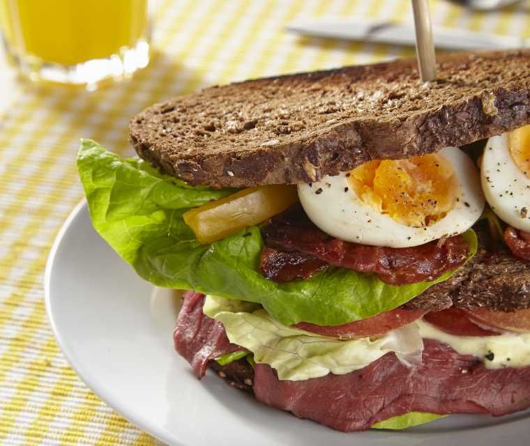 Clubsandwich met basilicummayonaise van René Pluijm