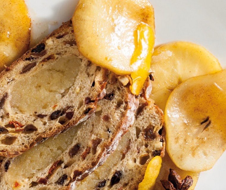 Stol met gekaramelliseerde appels en peren