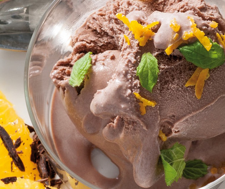 Roomijs bonbon met geschaafde chocolade