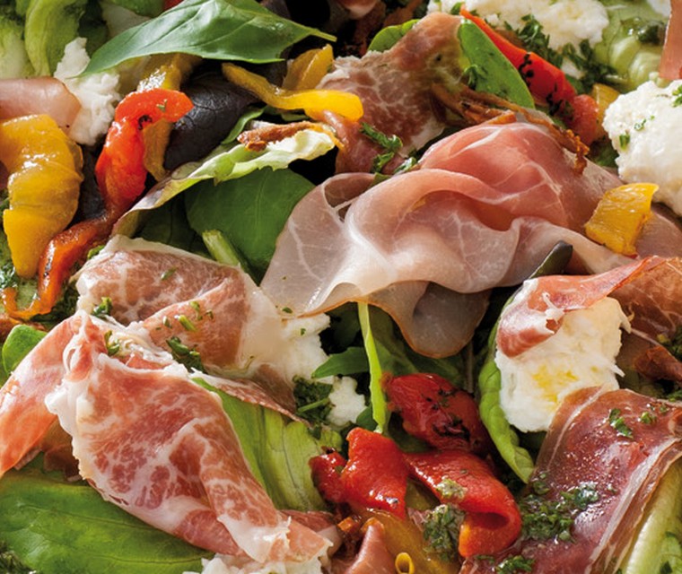 Salade met ham, buffelmozzarella en dressing van René Pluijm