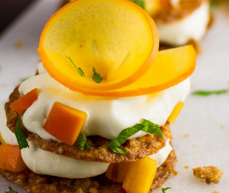 Torentje van kletskoppen met slagroom en kaki