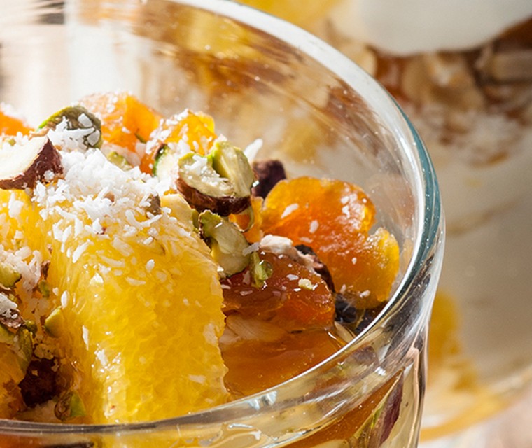 Laagjesontbijt van sinaasappel en yoghurt