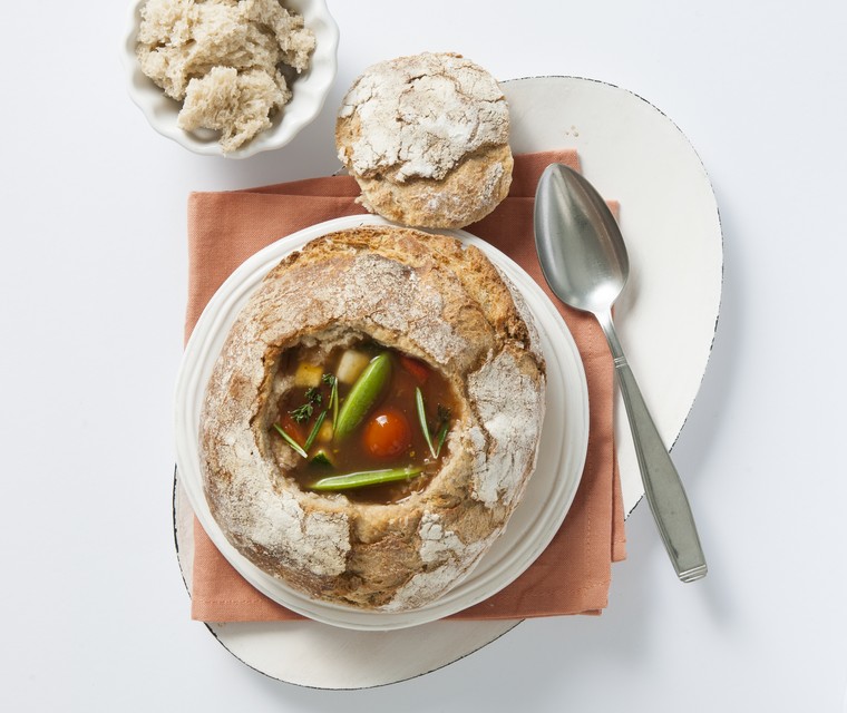 Gevulde soep in vloerbrood