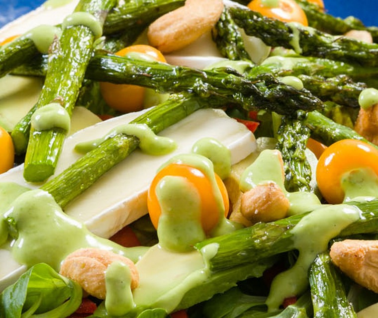 Salade met brie, physalis bessen en groene mini asperges