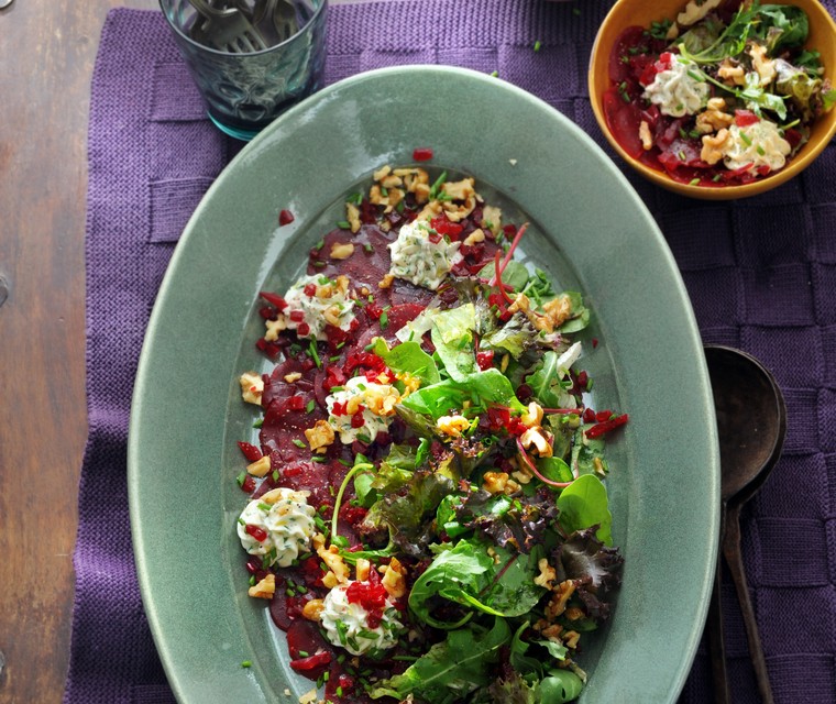 Salade van rode biet met geitenkaascrème en nootjes van Jacqueline Sluijter