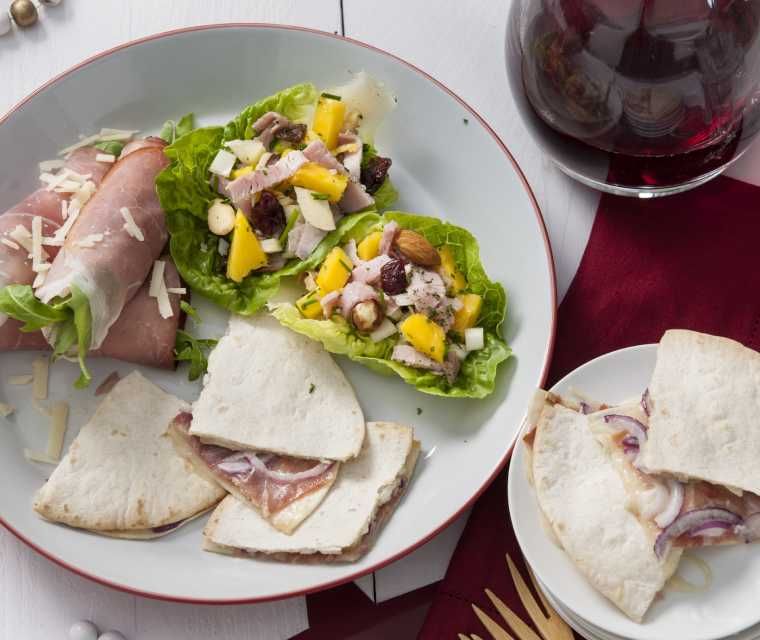 Schuitje van sla met frisse hamsalade