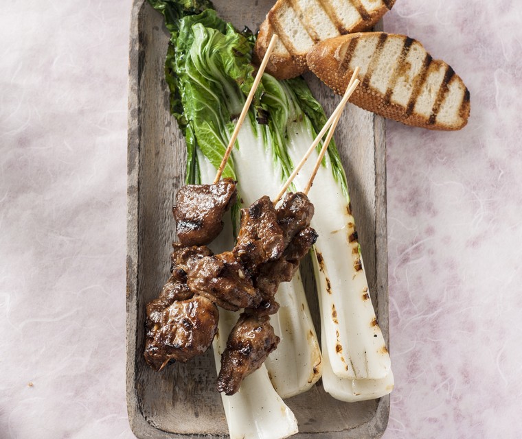 Gegrilde paksoi met balsamicoazijn en kipspiesjes van Saskia van Weert